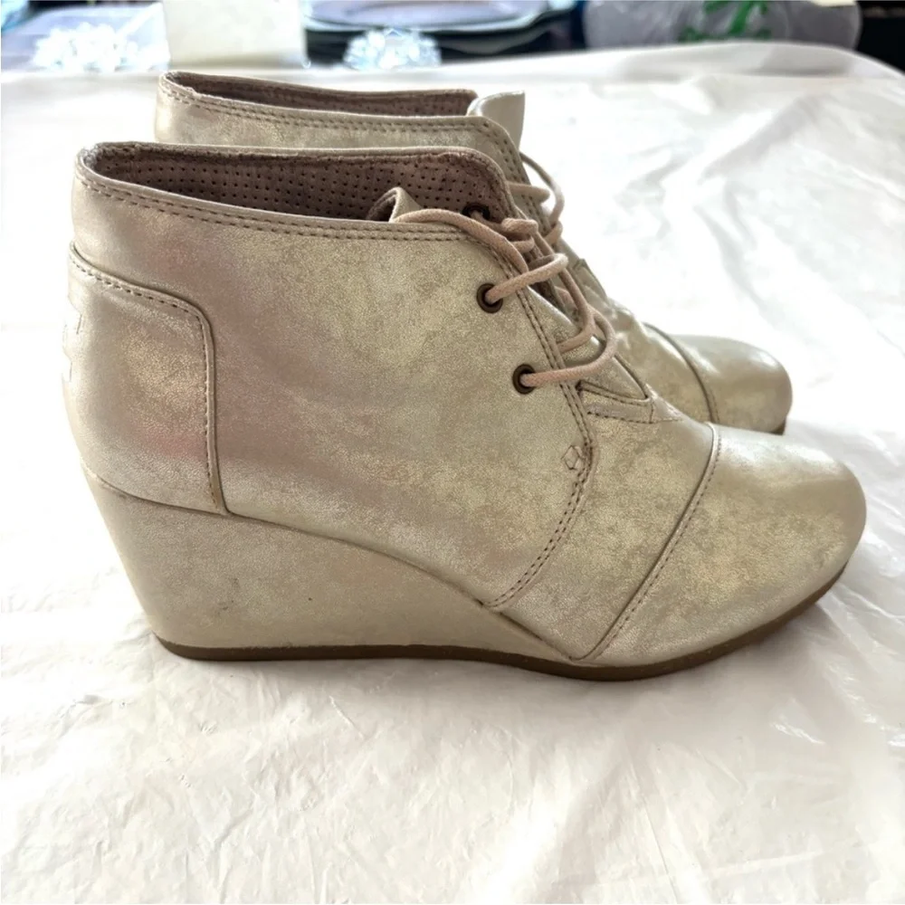 NWOT TOMS Taupe Metallic Kala Leather Ankle Boots Wedge Heel SZ 9